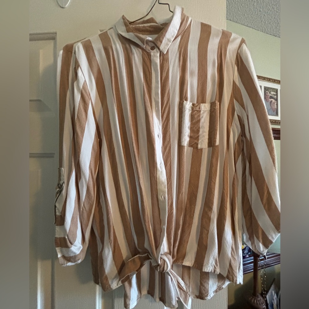 Great condition, tan/white button up top with tie at waist. Size Large.